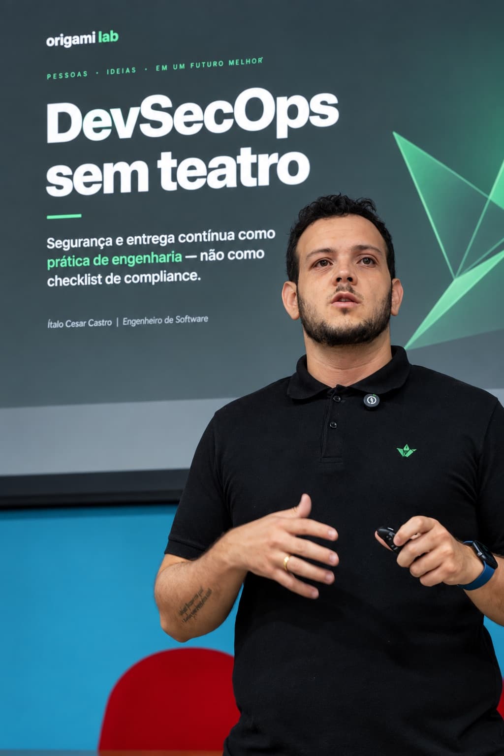 Ítalo Castro no palco do SECOMP 2026 — Semana da Computação da UFSJ, São João del-Rei/MG — foto 1