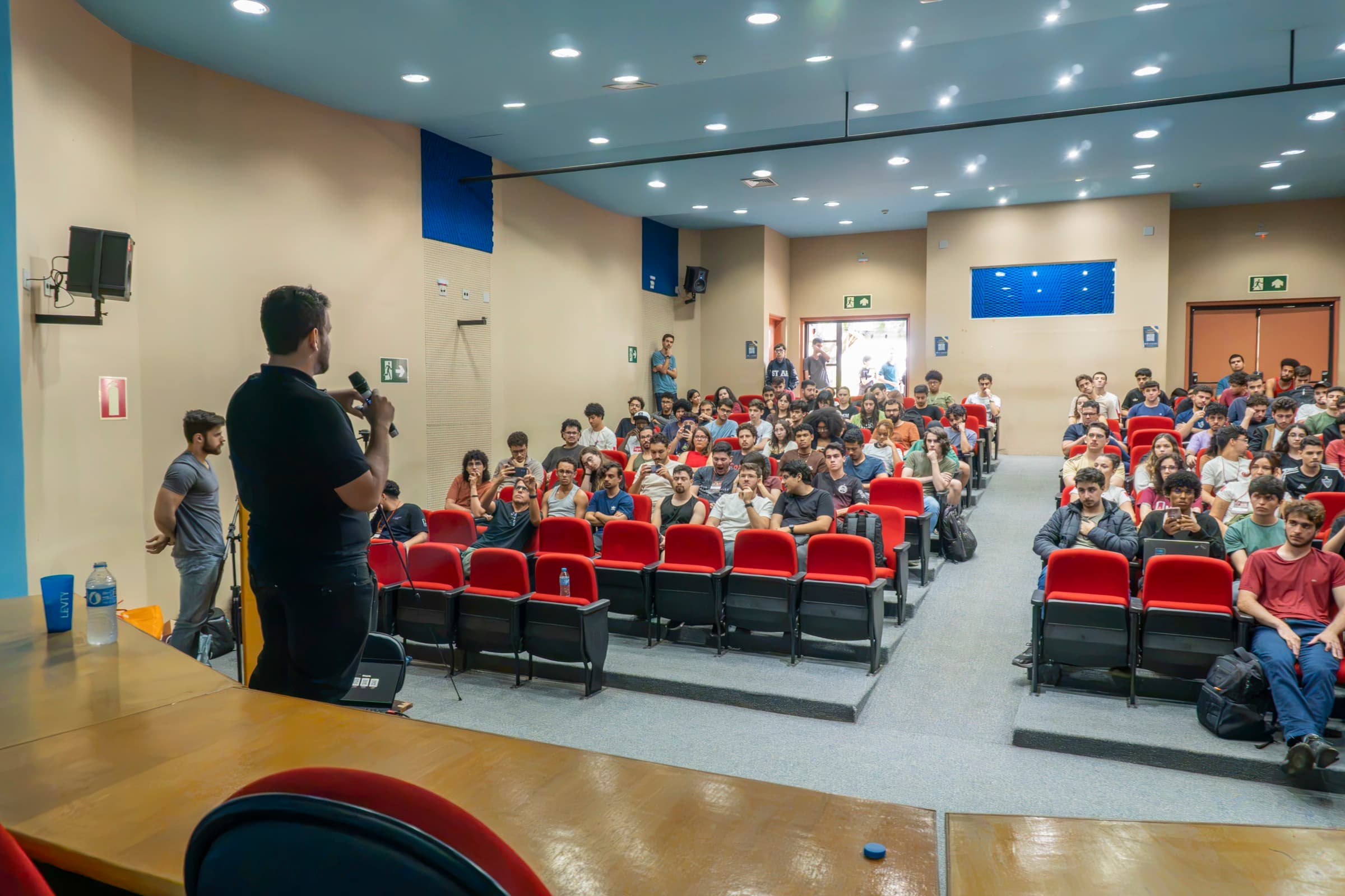 Ítalo Castro no palco do SECOMP 2026 — Semana da Computação da UFSJ, São João del-Rei/MG — foto 2